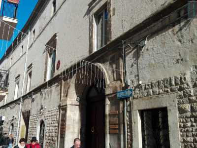 Ritorniamo ora nel luogo in cui ha avuto inizio il nostro viaggio, in piazza Sedile e da l� percorriamo in direzione inversa via Conte Rocco Stella. La strada prende il nome da un nobile modugnese nato nel 1662 che divenne per i suoi meriti militari consigliere di Stato di Carlo VI d'Asburgo. Il primo edificio che troviamo alla nostra sinistra � proprio Palazzo Stella-Colavecchio. Il suo aspetto � tardo-rinascimentale, come si evince dai paramenti murari esterni a bugne calcaree